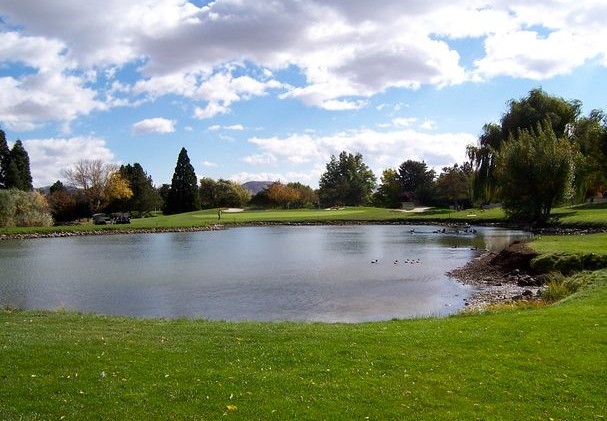 Economy driving price down at regional golf courses
