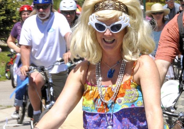 Dozens show-off the casual, fun side of cycling