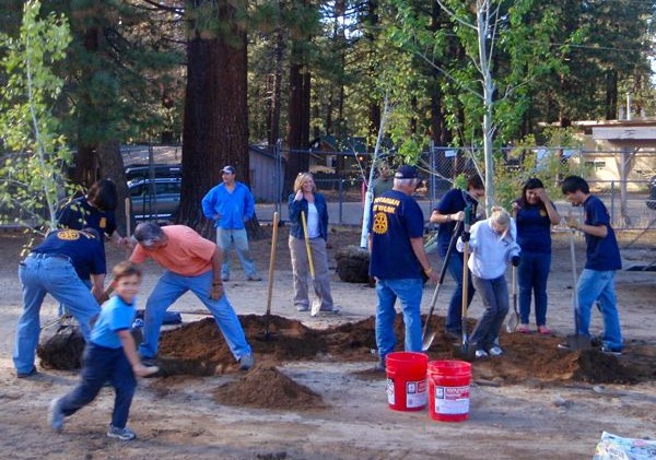 Bijou thanks volunteers for working at the school