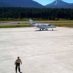 plane-lede Mike Zeid directs his pilot July 1 where to rest on the tarmac at Lake Tahoe Airport. Photos/Kathryn Reed