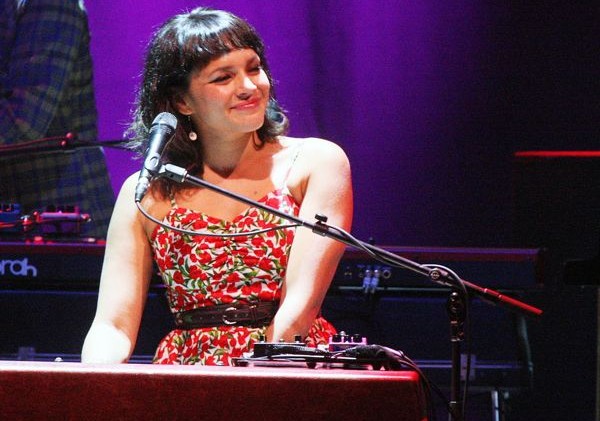 Norah Jones serenades Harveys with range of tunes