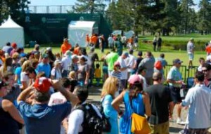 Fans stake out a spot to seek autographs. Photo/LTN