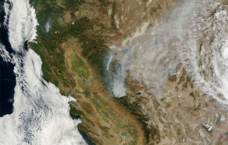 NASA image showing smoke plumes blowing north/northeast from Rim Fire outside Yosemite National Park