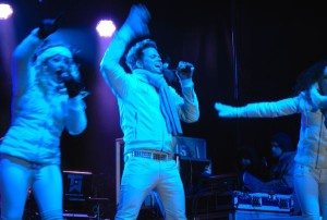 Wes Quave entertains hundreds of people New Year's Eve. Photo/Kathryn Reed