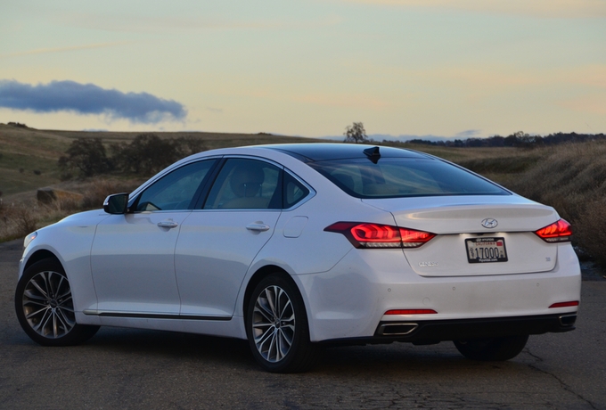 Hyundai drives like a luxury car. Photos/Larry Weitzman
