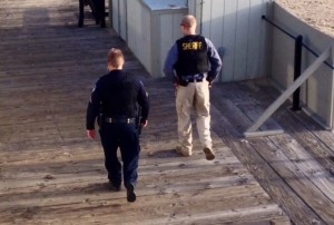Officers on March 12 look for a fugitive near the businesses at Timber Cove Pier in South Lake Tahoe. Photo/Denise Haerr