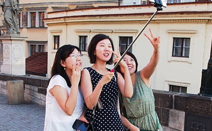 Selfie stick bans increasing worldwide