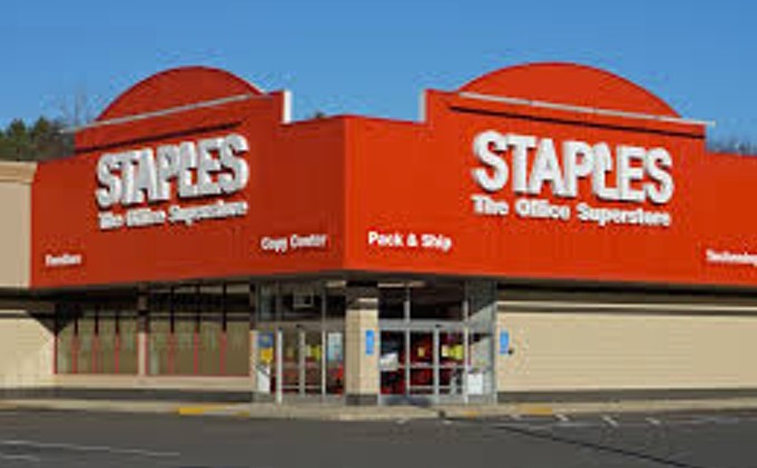 Staples sales fall for eighth straight quarter