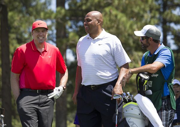  Kevin Nealon and Charles Barkley are comedic with their play and fan interaction. Photo/Carolyn E. Wright/Copyright
