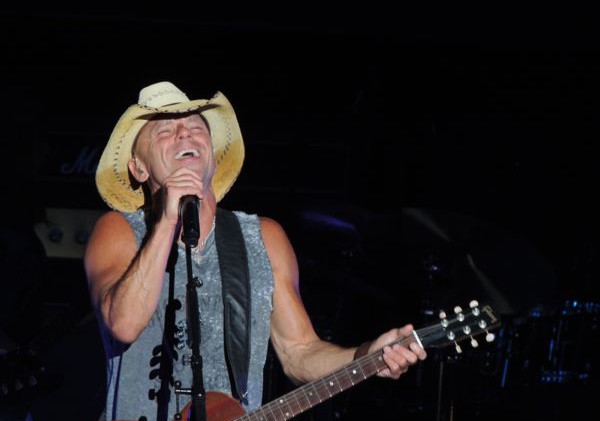 Fans embrace Chesney’s brand of country
