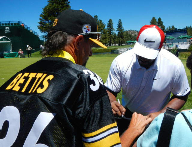 J.D. Dostlik secures a Jerome Bettis signature for a friend. Photo/Kathryn Reed