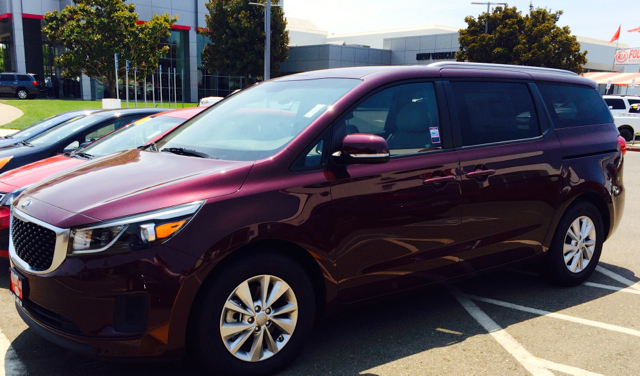 There is nothing mini about the Kia Sedona. Photos/Larry Weitzman